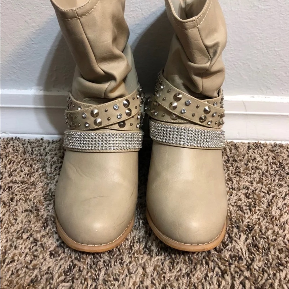 White/tan boots